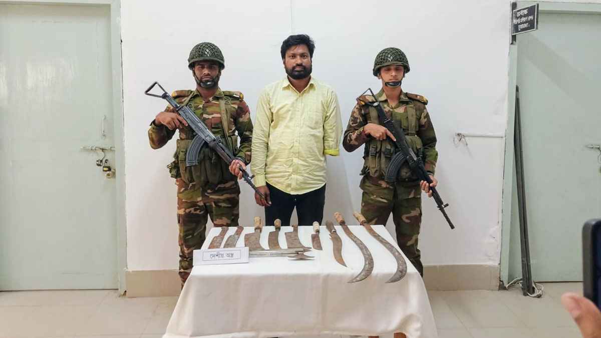 অস্ত্রসহ আওয়ামী লীগ নেতা হাতকাটা নফর গ্রেফতার